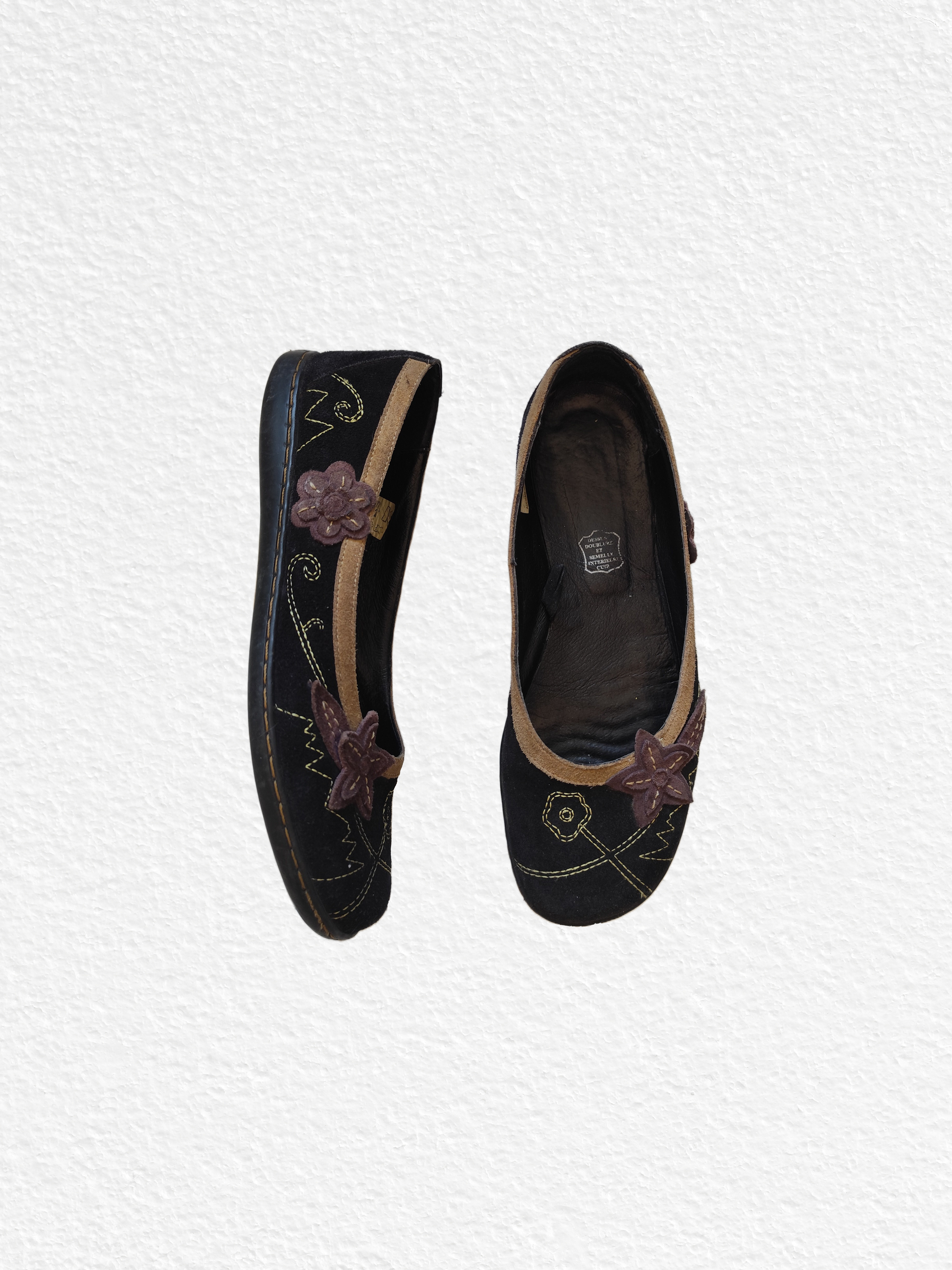 Ballerines noires avec broderies et liserés floraux marron