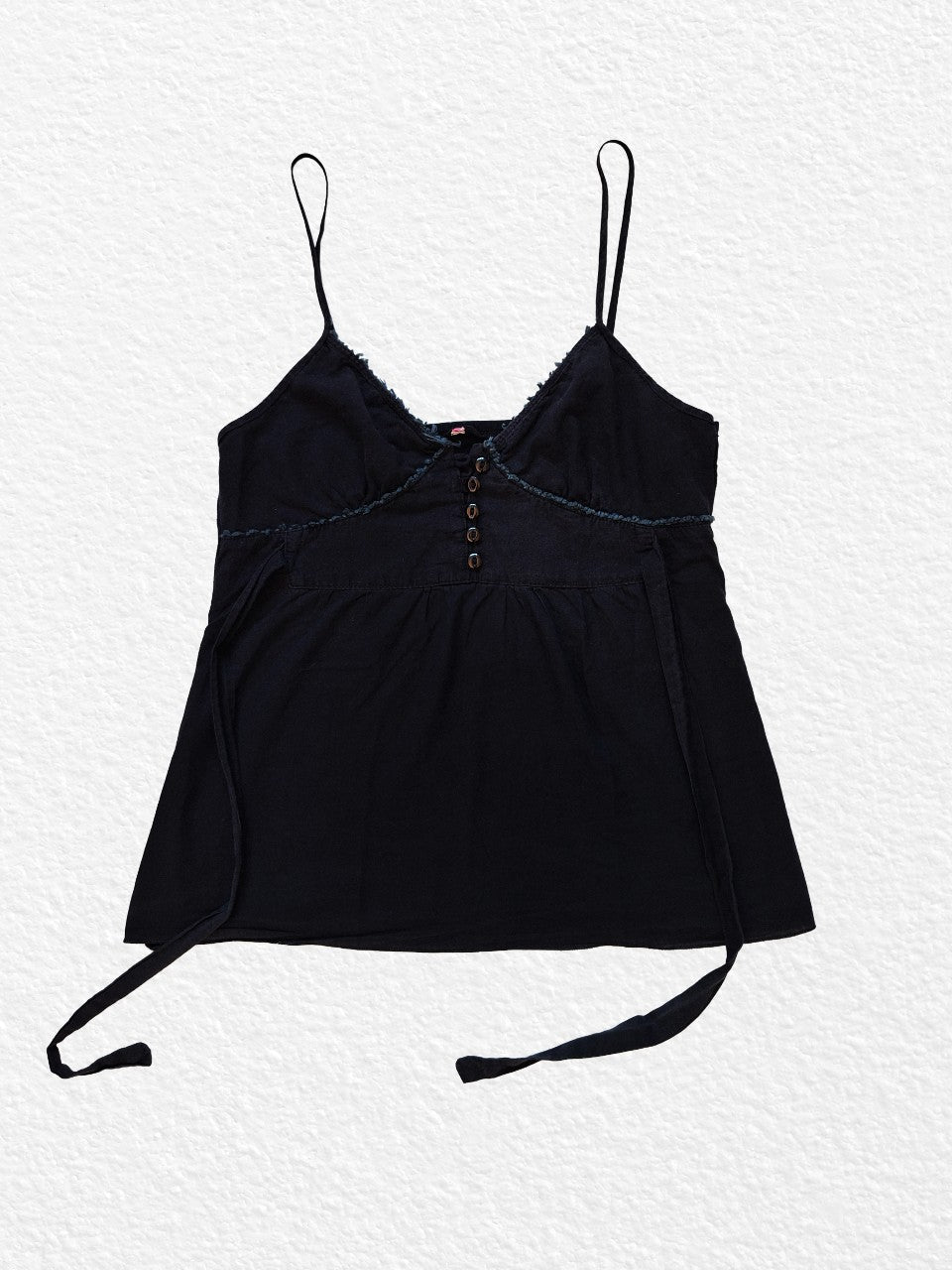 Top noir avec boutons et détails bleus