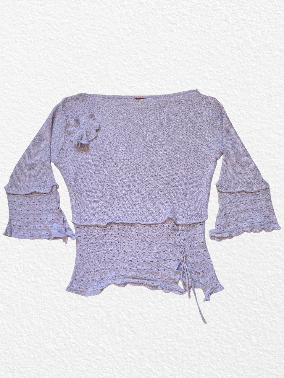 Pull lavande avec lien latéral et fleur