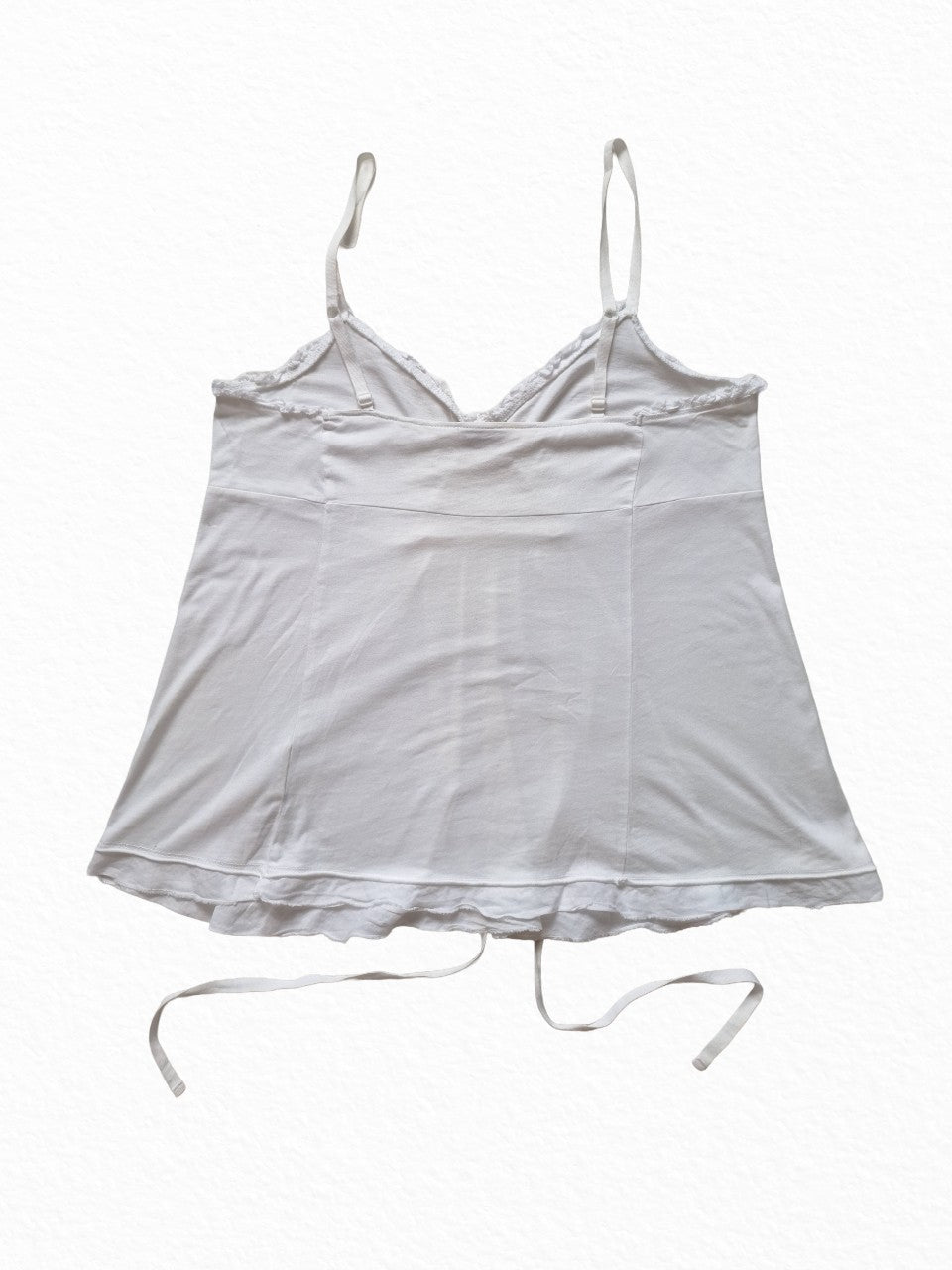 Top blanc avec détail triangulaire et lacets