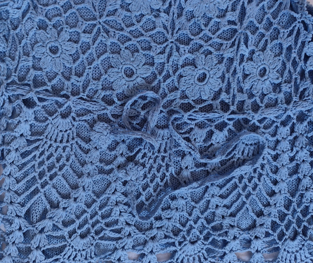 Débardeur en maille crochet bleue