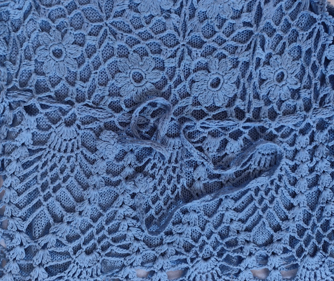 Débardeur en maille crochet bleue