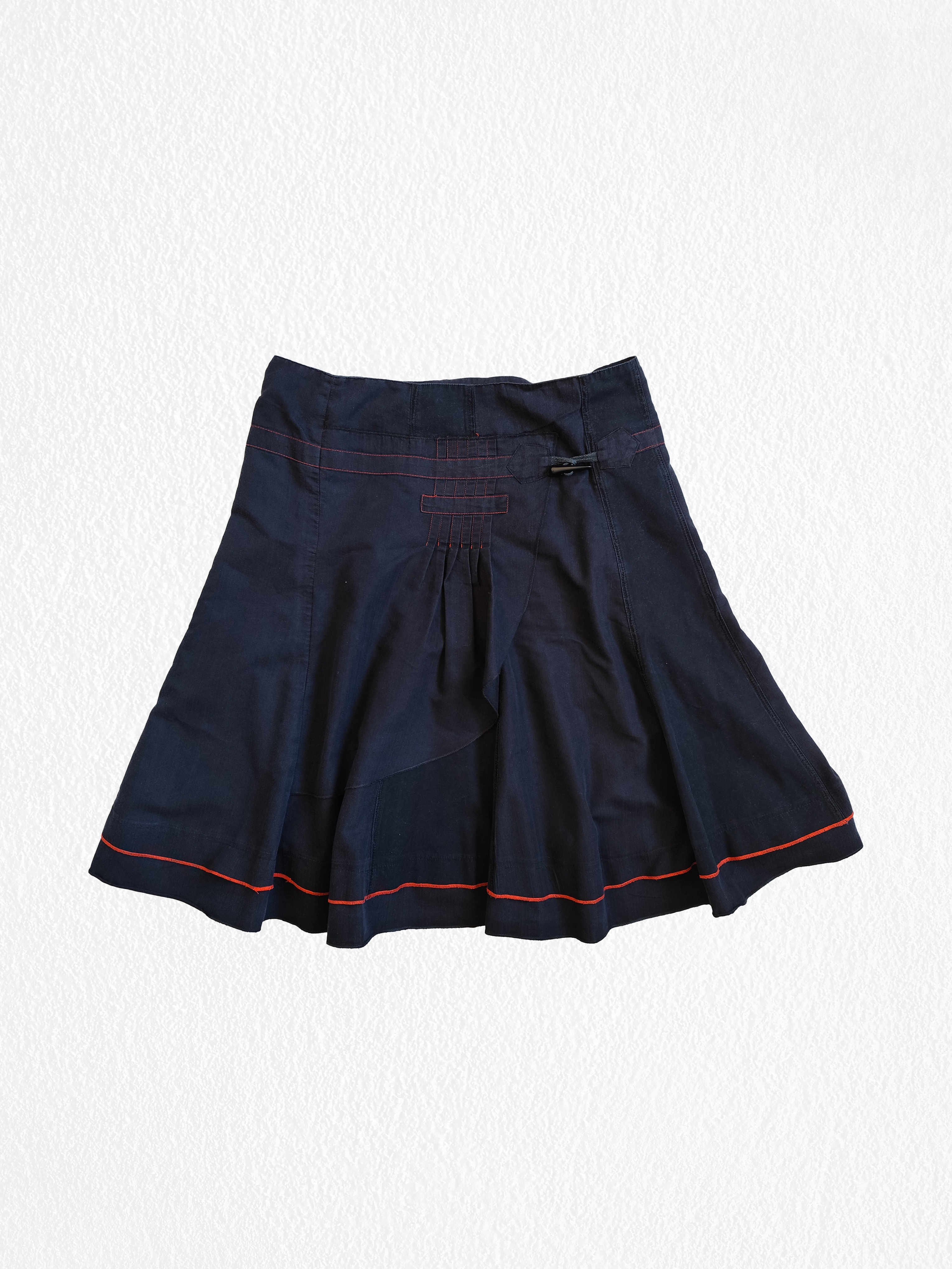 Jupe noire de style japonais marine avec bordure rouge