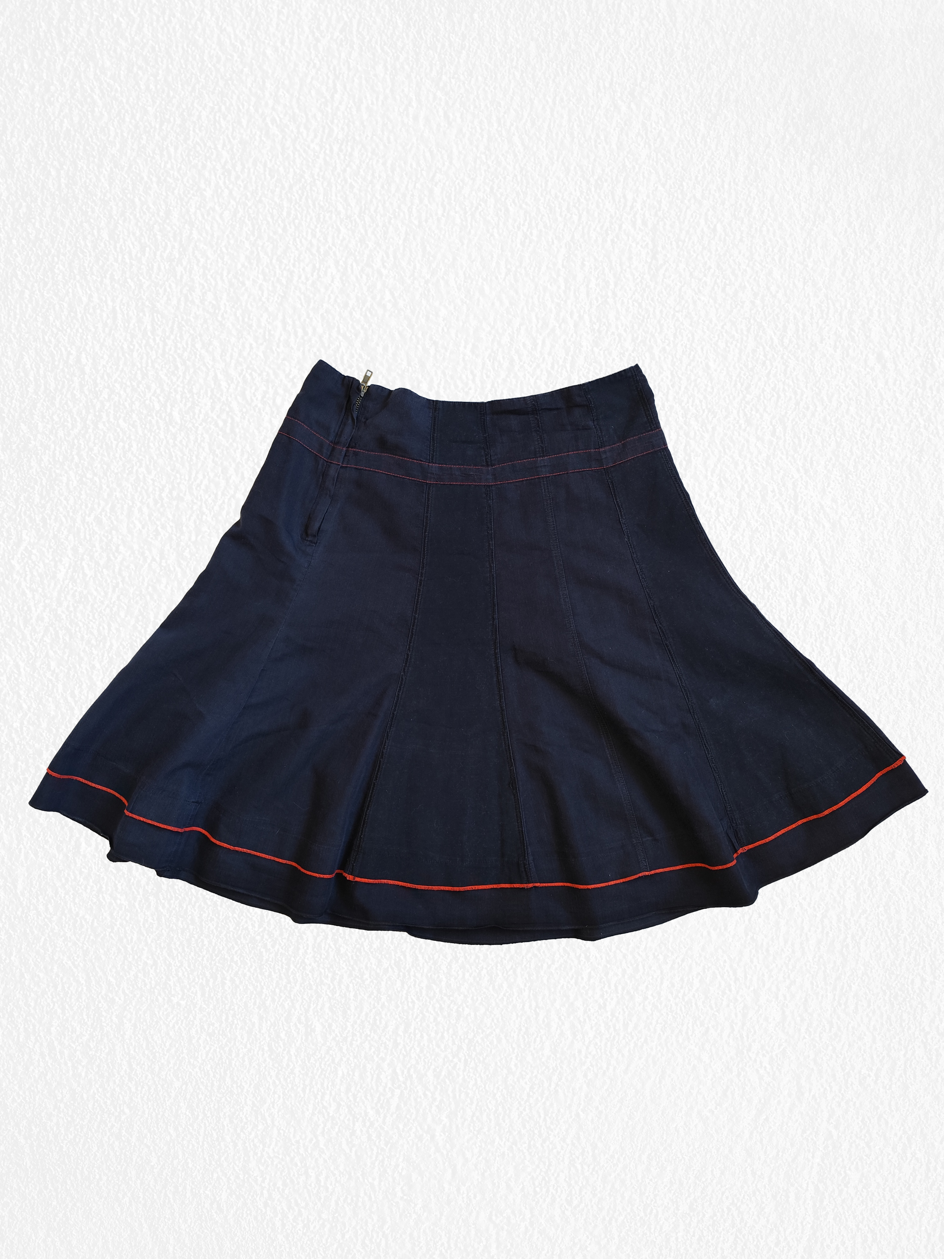 Jupe noire de style japonais marine avec bordure rouge