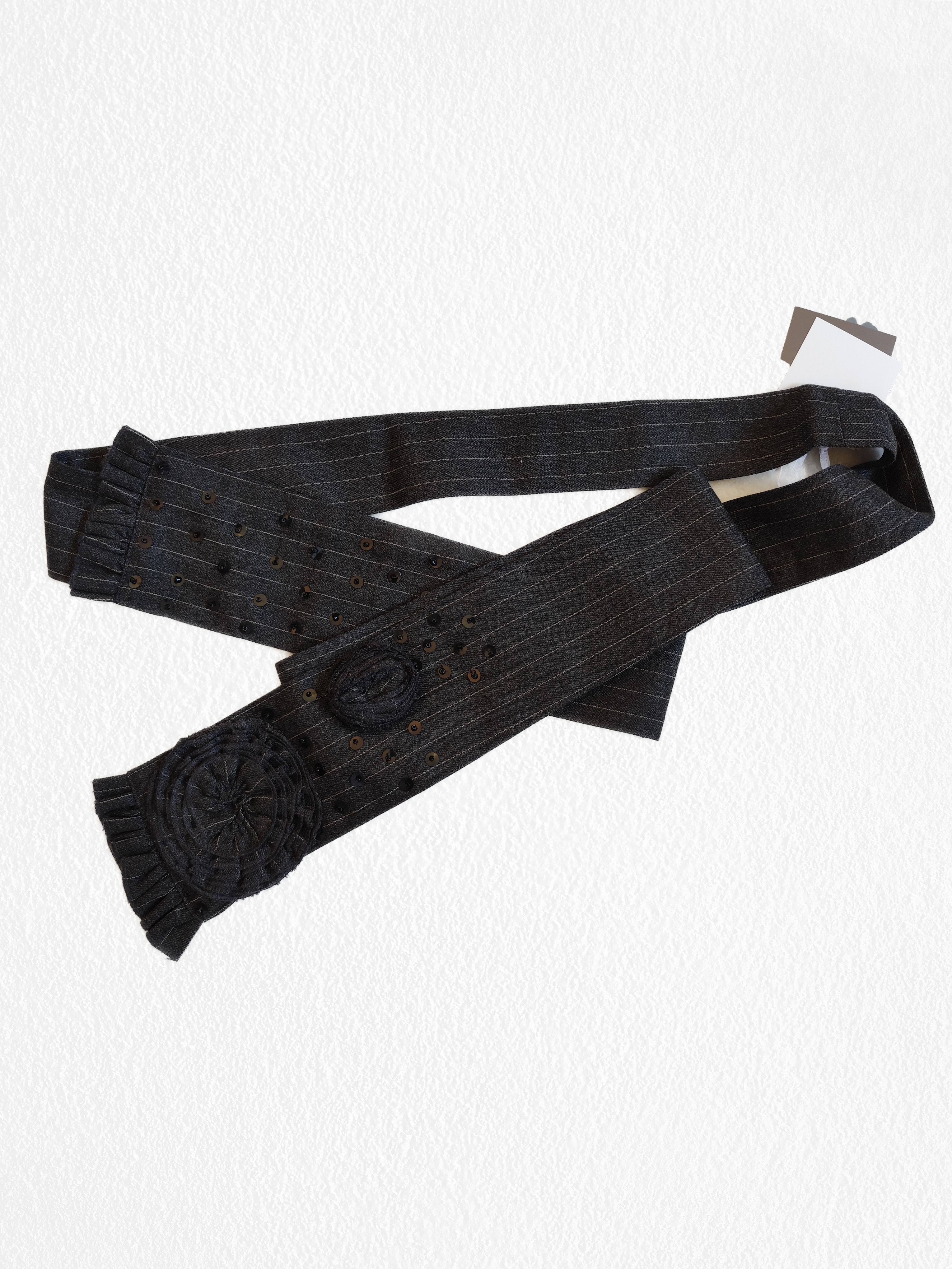 Ceinture noire particulière avec des détails cousus
