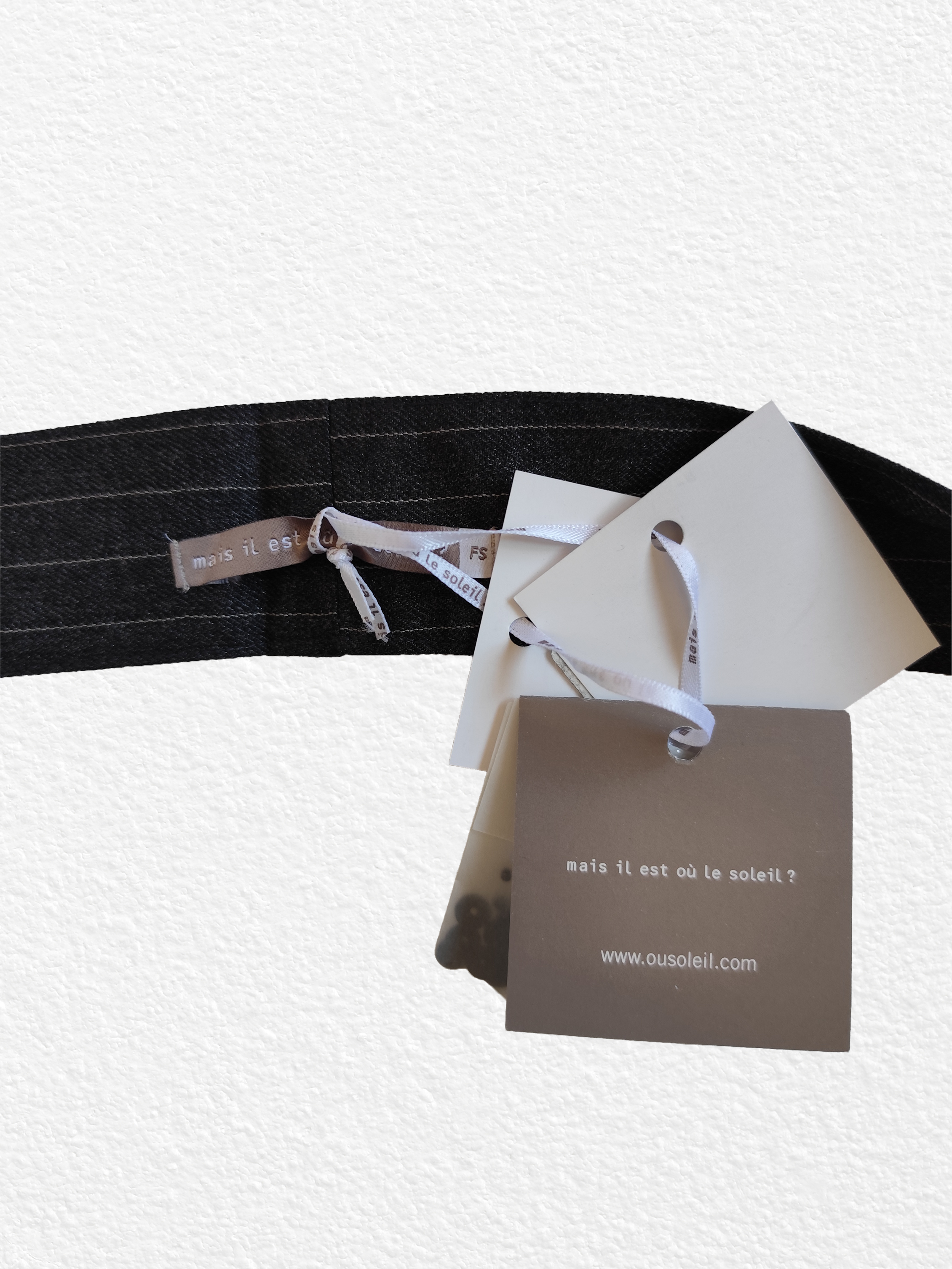Ceinture noire particulière avec des détails cousus