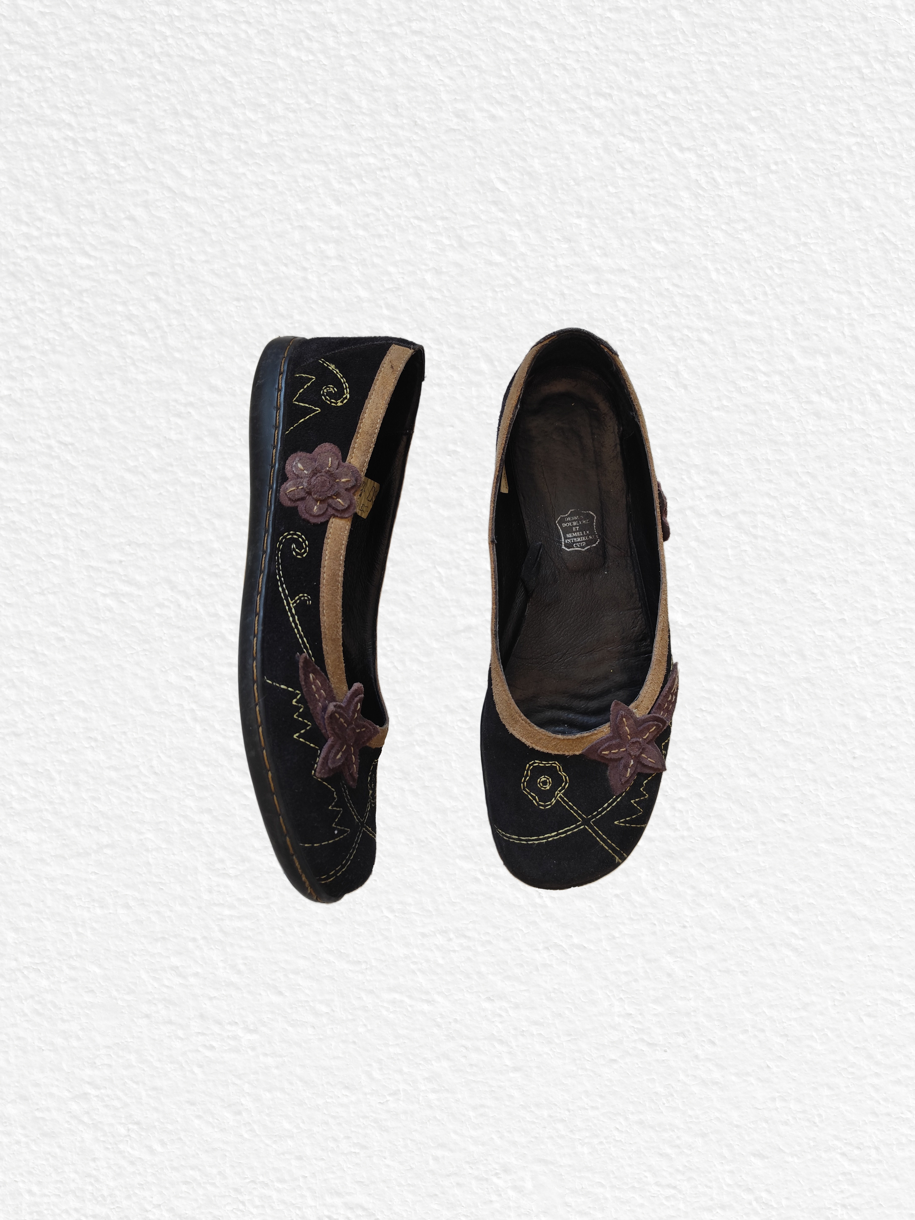 Ballerines noires avec broderies et liserés floraux marron