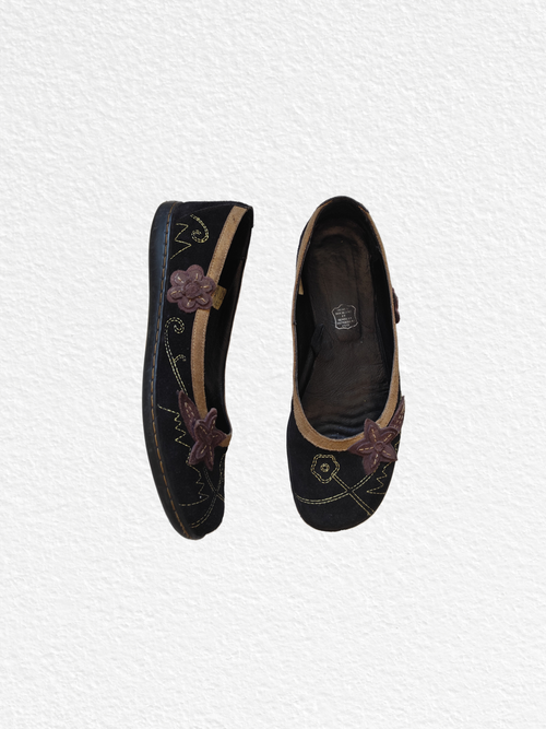 Ballerines noires avec broderies et liserés floraux marron