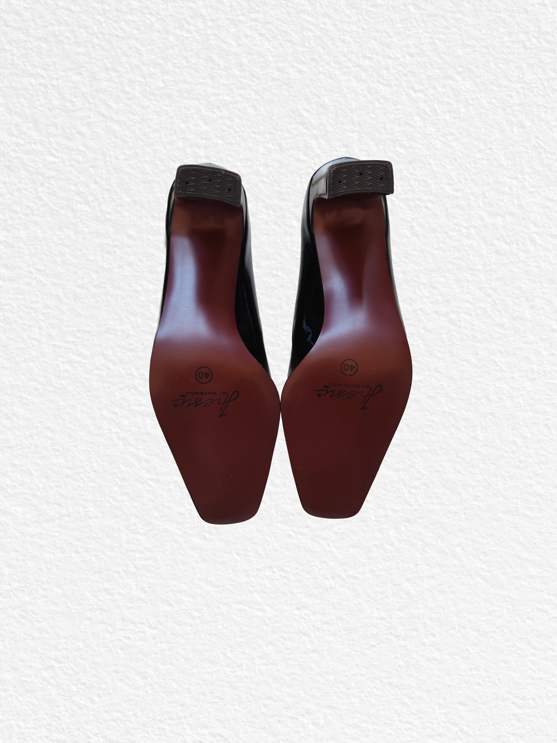 Talons noir verni