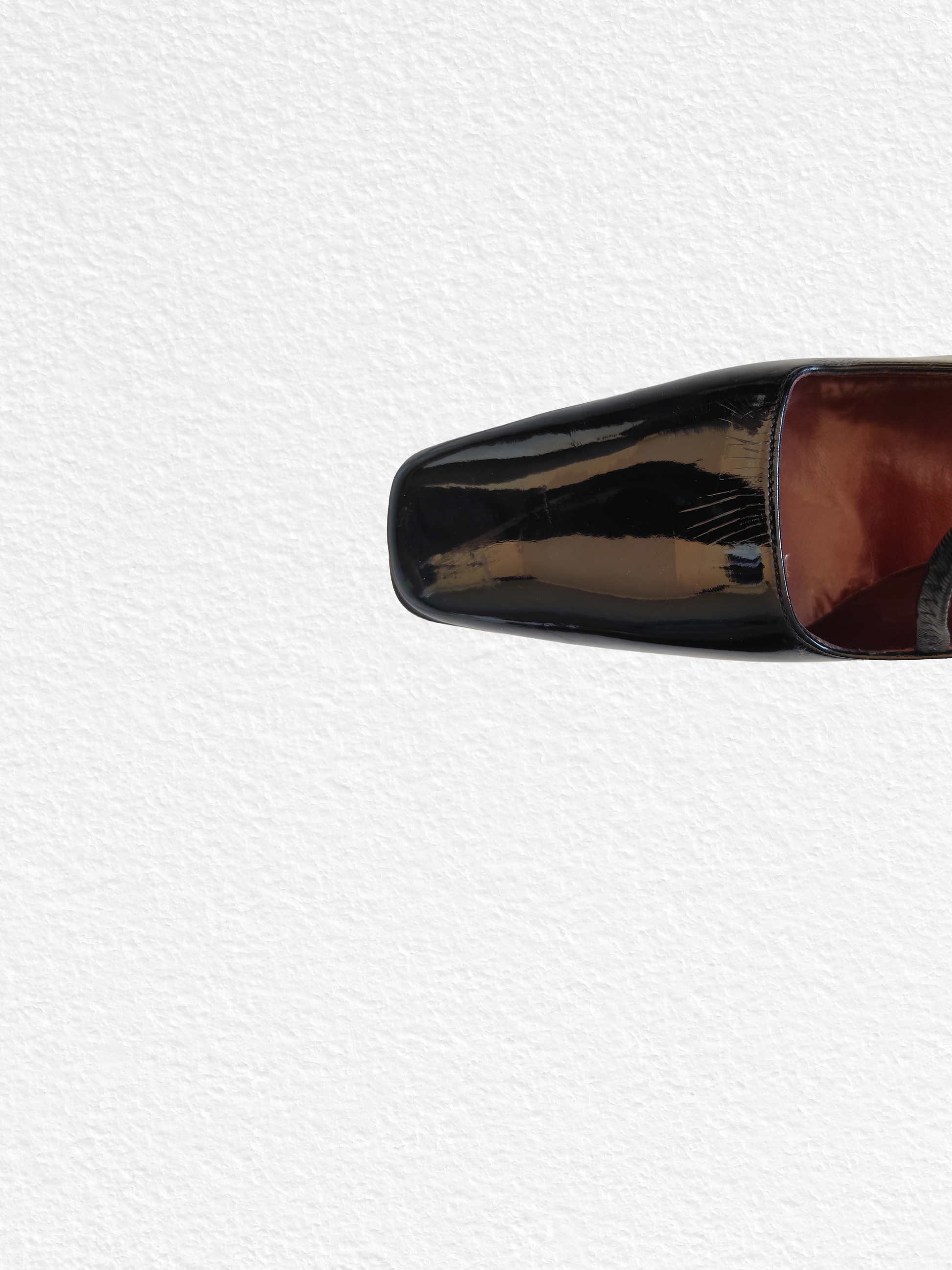 Talons noir verni