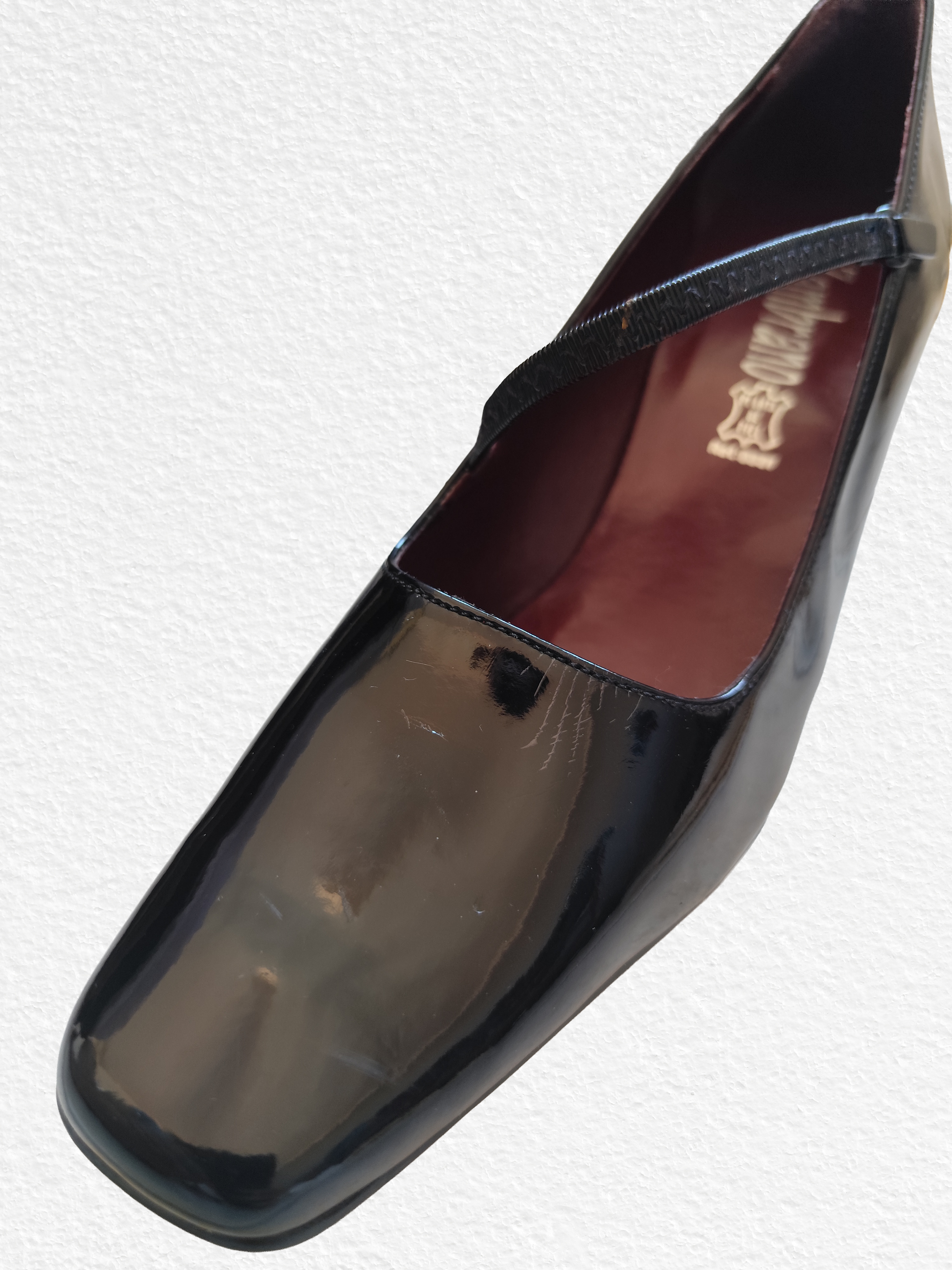 Talons noir verni