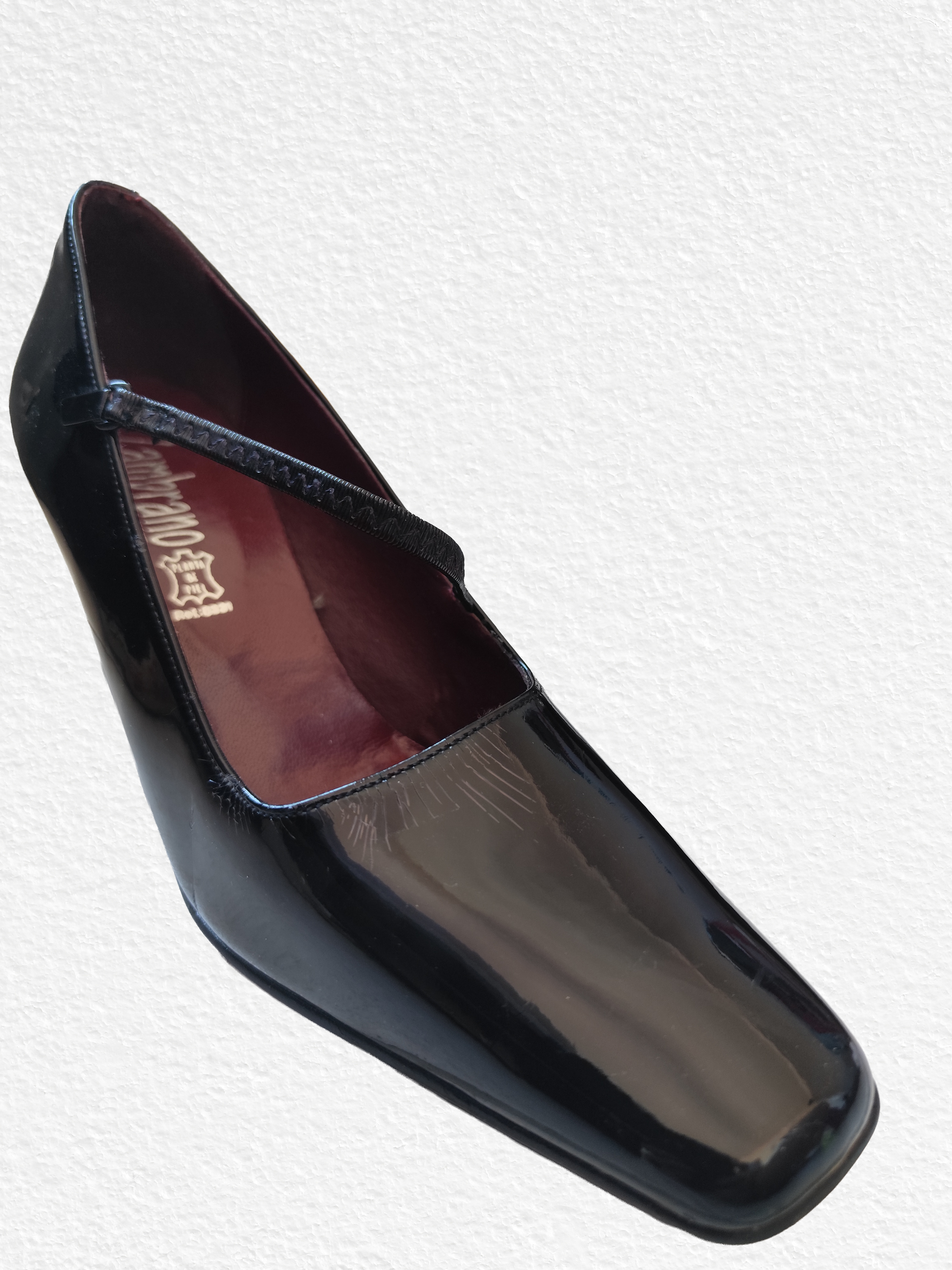 Talons noir verni