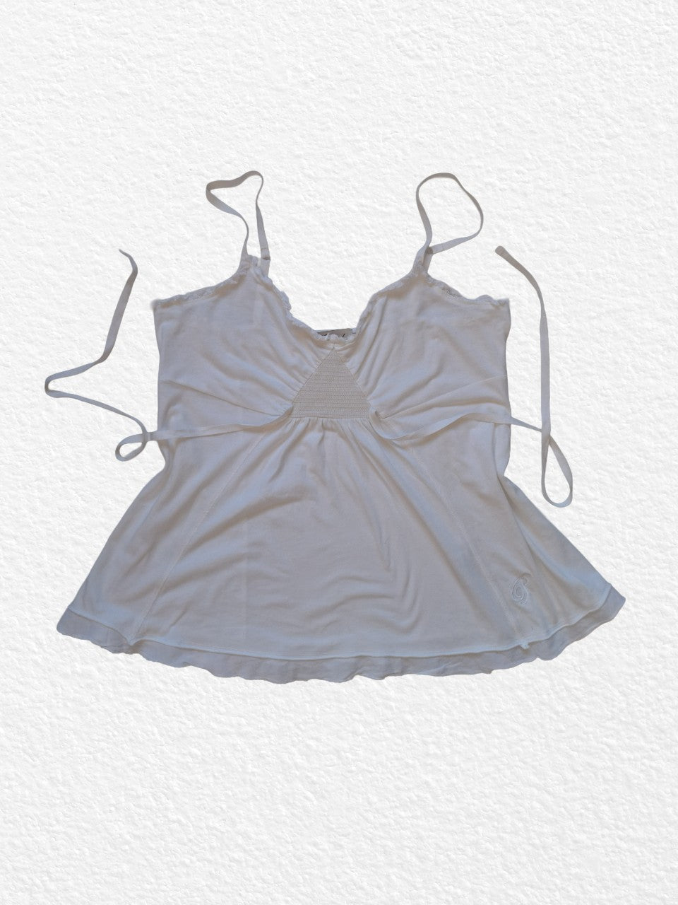 Top blanc avec détail triangulaire et lacets