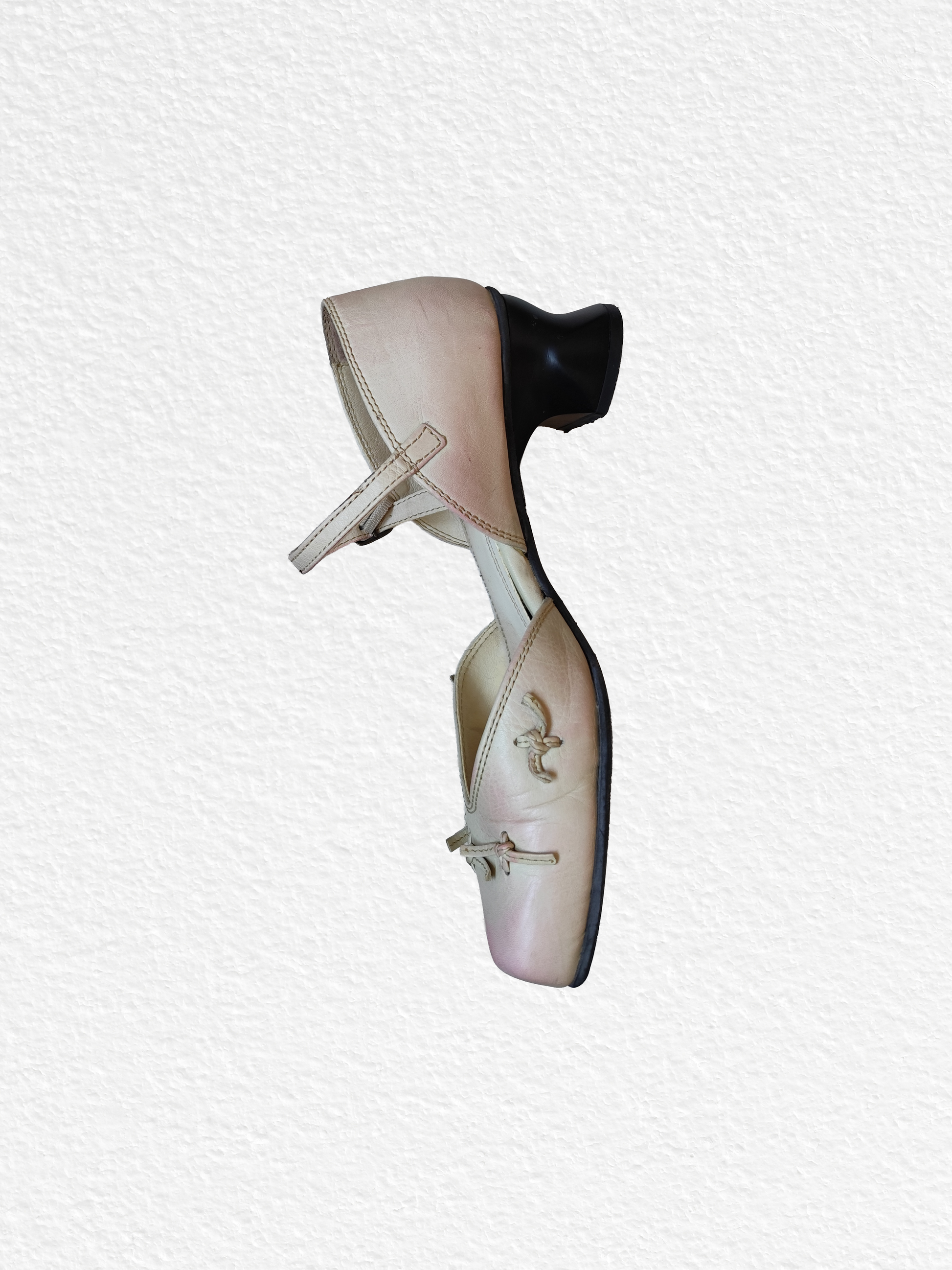 Talons blancs avec des détails en rose