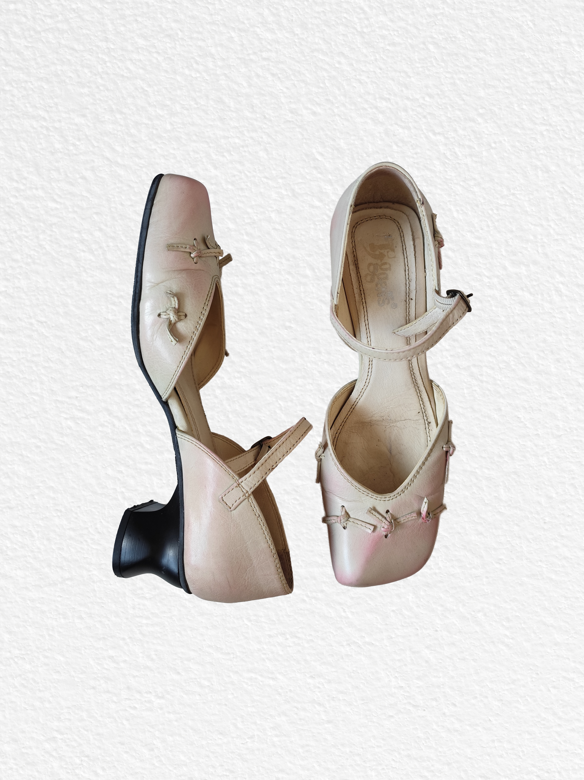 Talons blancs avec des détails en rose